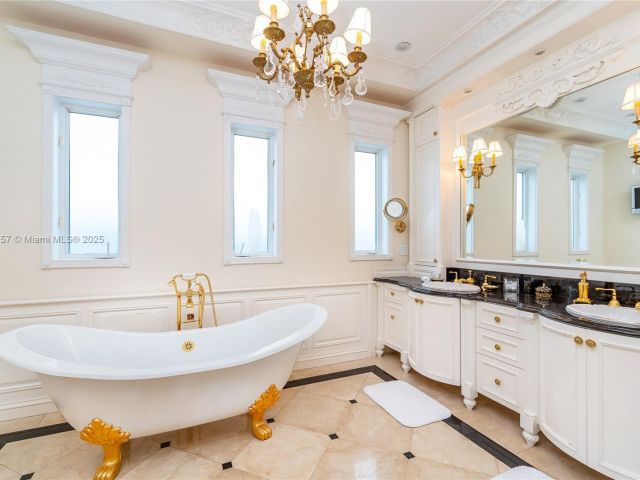 Продажа дома по адресу 4539 Pine Tree Dr - фото 6260236