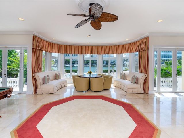 Продажа дома по адресу 4539 Pine Tree Dr - фото 6260237