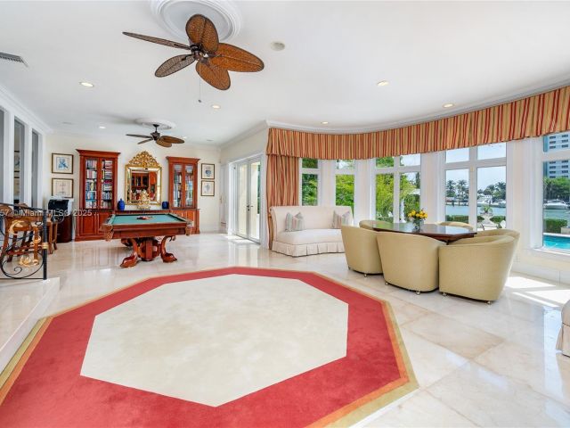 Продажа дома по адресу 4539 Pine Tree Dr - фото 6260238