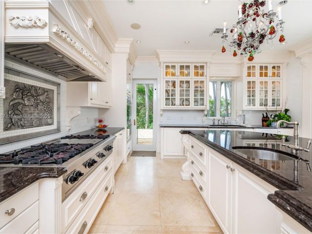 Продажа дома по адресу 4539 Pine Tree Dr - фото 6260239