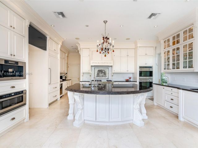 Продажа дома по адресу 4539 Pine Tree Dr - фото 6260240