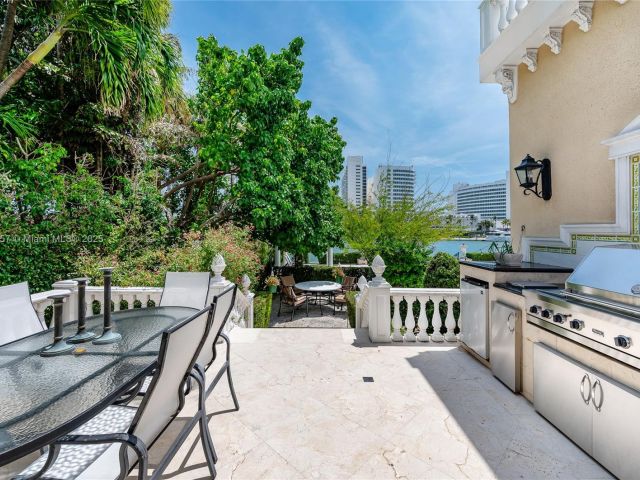 Продажа дома по адресу 4539 Pine Tree Dr - фото 6260243