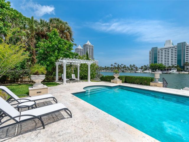 Продажа дома по адресу 4539 Pine Tree Dr - фото 6260246