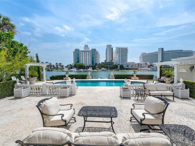 Продажа дома по адресу 4539 Pine Tree Dr - фото 6260247