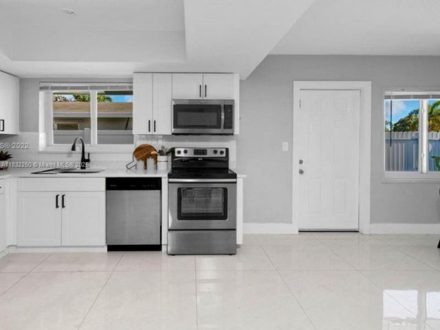 Продажа дома по адресу 2900 NW 9th Ave - фото 6235121