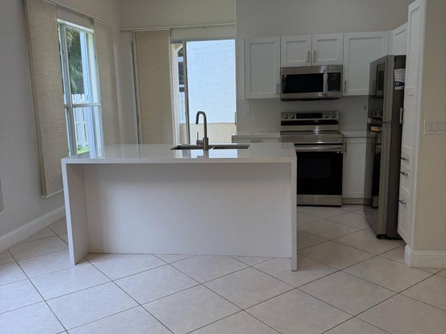 Дом в аренду по адресу 5076 SW 38th Way - фото 6275042