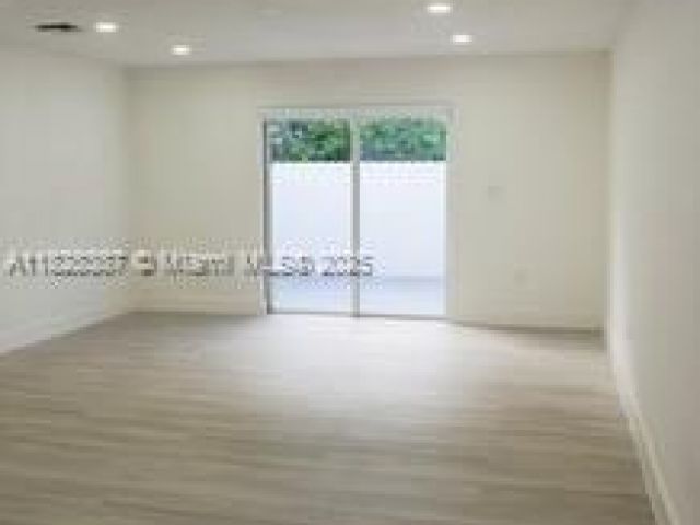 Продажа дома по адресу 976 N 18th Ct - фото 6236047