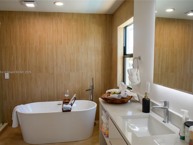 Дом в аренду по адресу 1240 NE 27th Ter - фото 6235565