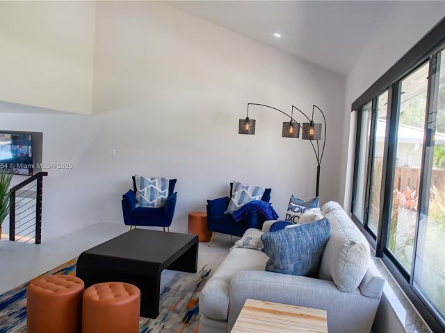 Дом в аренду по адресу 1240 NE 27th Ter - фото 6235574