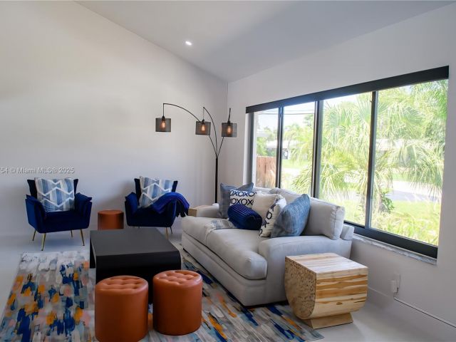 Дом в аренду по адресу 1240 NE 27th Ter - фото 6235575