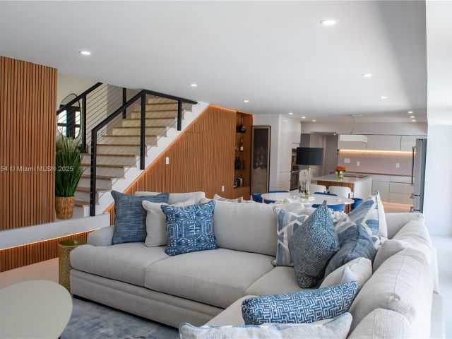 Дом в аренду по адресу 1240 NE 27th Ter - фото 6235577