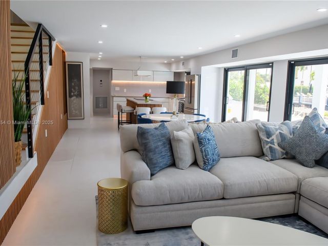 Дом в аренду по адресу 1240 NE 27th Ter - фото 6235579