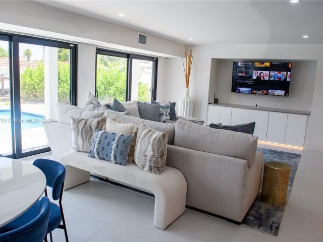 Дом в аренду по адресу 1240 NE 27th Ter - фото 6235580