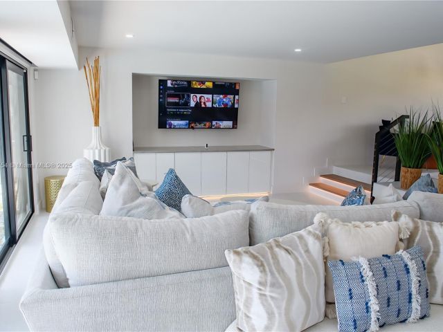 Дом в аренду по адресу 1240 NE 27th Ter - фото 6235581