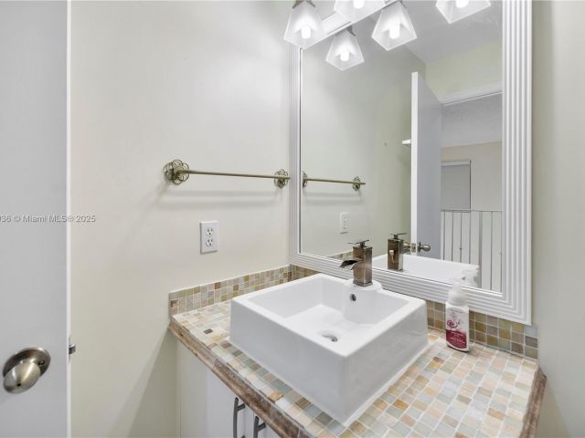 Продажа дома по адресу 14604 SW 132nd Ave - фото 6249039