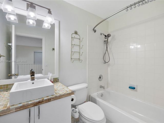 Продажа дома по адресу 14604 SW 132nd Ave - фото 6249040