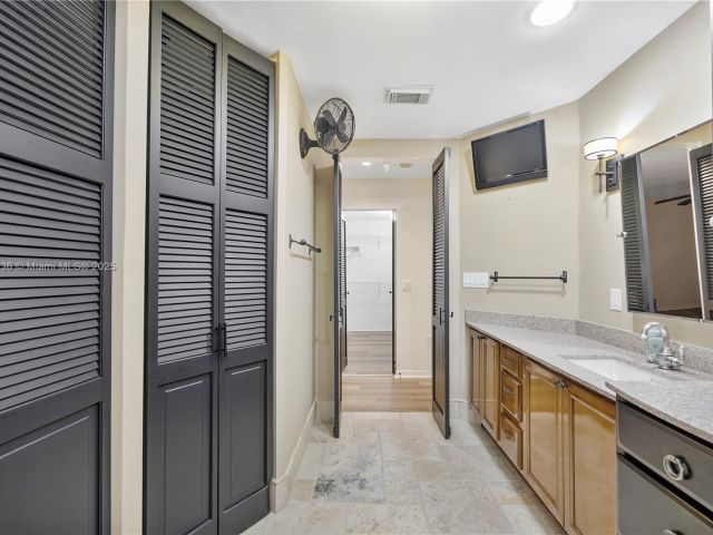 Продажа дома по адресу 14604 SW 132nd Ave - фото 6249043