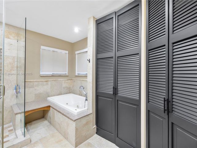 Продажа дома по адресу 14604 SW 132nd Ave - фото 6249044