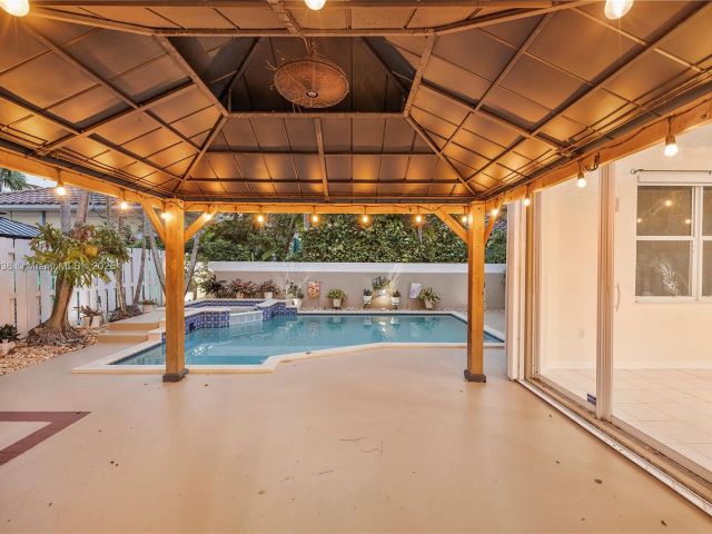 Продажа дома по адресу 14604 SW 132nd Ave - фото 6249052