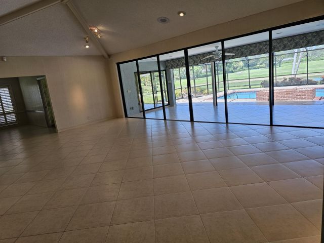 Дом в аренду по адресу 627 Pine Lake Drive - фото 6268900