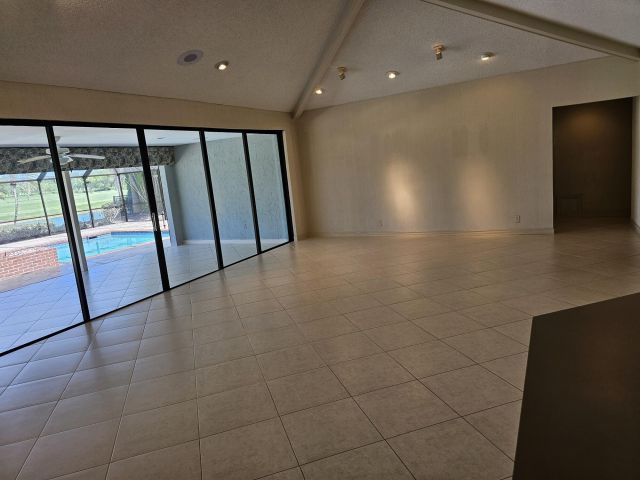 Дом в аренду по адресу 627 Pine Lake Drive - фото 6268901