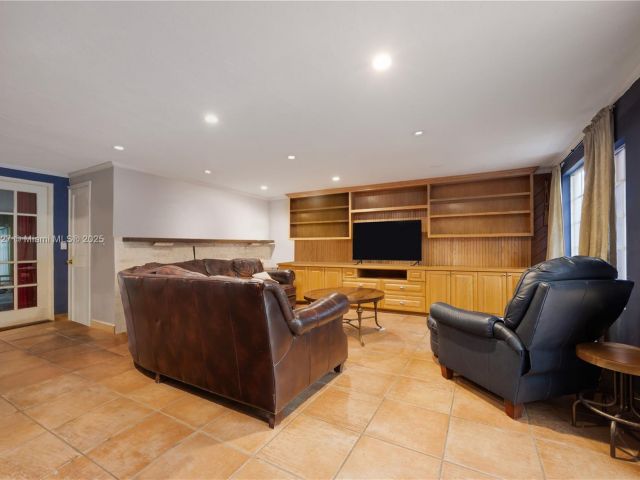 Продажа дома по адресу 6400 SW 81st St - фото 6242578