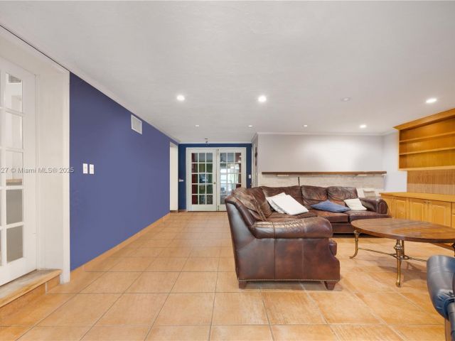 Продажа дома по адресу 6400 SW 81st St - фото 6242580