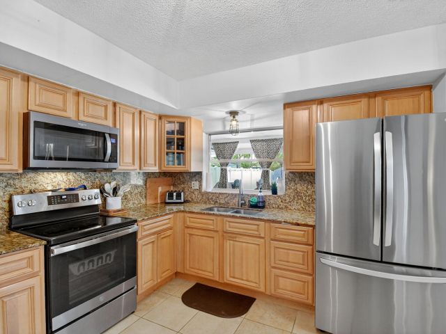 Продажа дома по адресу 5511 Van Buren Street - фото 6264601