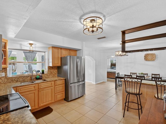 Продажа дома по адресу 5511 Van Buren Street - фото 6264603