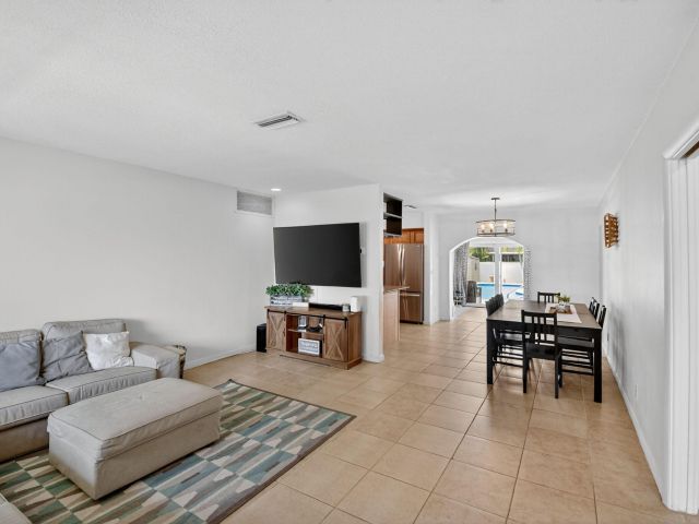 Продажа дома по адресу 5511 Van Buren Street - фото 6264607