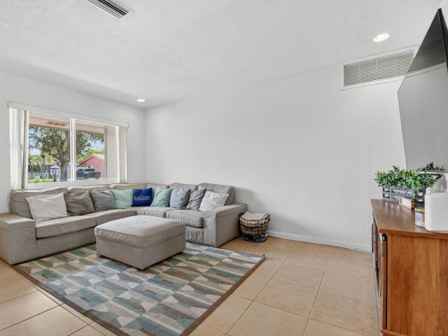 Продажа дома по адресу 5511 Van Buren Street - фото 6264608