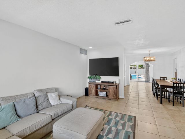 Продажа дома по адресу 5511 Van Buren Street - фото 6264610