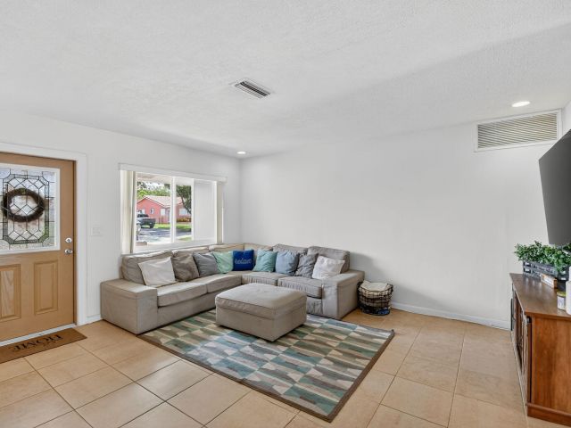 Продажа дома по адресу 5511 Van Buren Street - фото 6264611