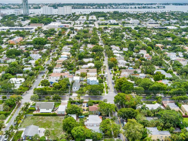 Продажа дома по адресу 1915 Lake Avenue - фото 6240385