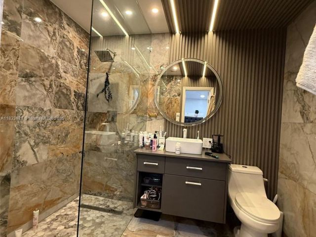 Продажа дома по адресу 5838 Madison St - фото 6239625