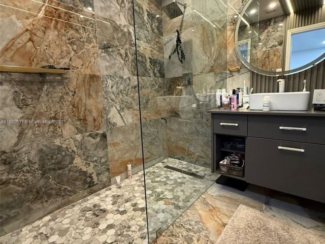 Продажа дома по адресу 5838 Madison St - фото 6239626