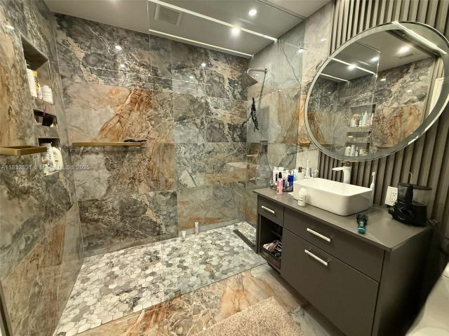 Продажа дома по адресу 5838 Madison St - фото 6239627