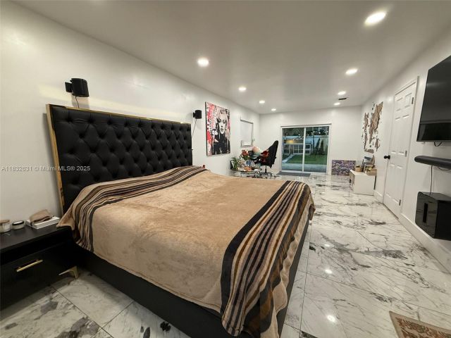 Продажа дома по адресу 5838 Madison St - фото 6239631