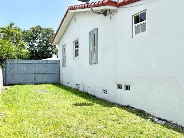 Продажа дома по адресу 2145 SW 26th St - фото 6247297