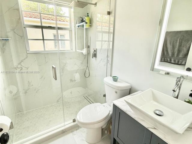 Продажа дома по адресу 2145 SW 26th St - фото 6247300