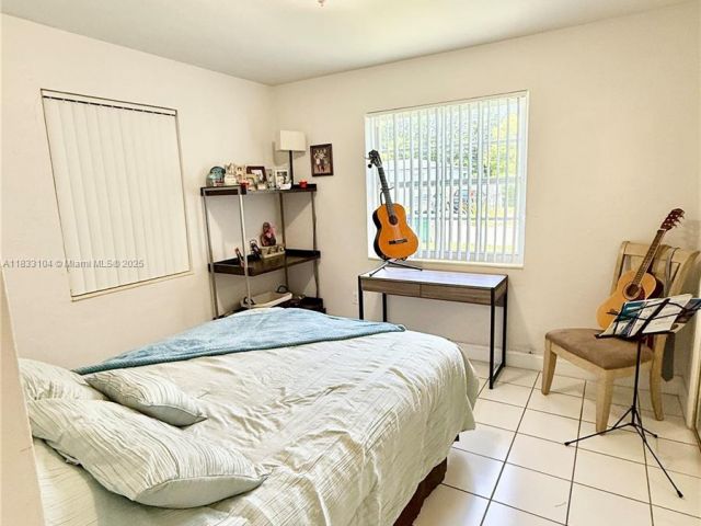 Продажа дома по адресу 2145 SW 26th St - фото 6247301