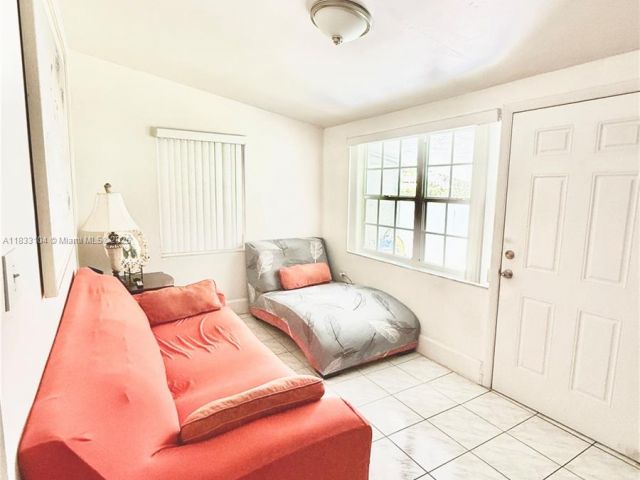 Продажа дома по адресу 2145 SW 26th St - фото 6247304