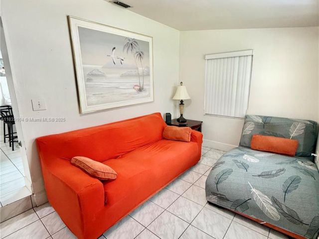 Продажа дома по адресу 2145 SW 26th St - фото 6247305