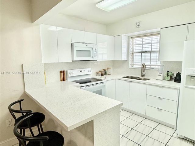 Продажа дома по адресу 2145 SW 26th St - фото 6247306