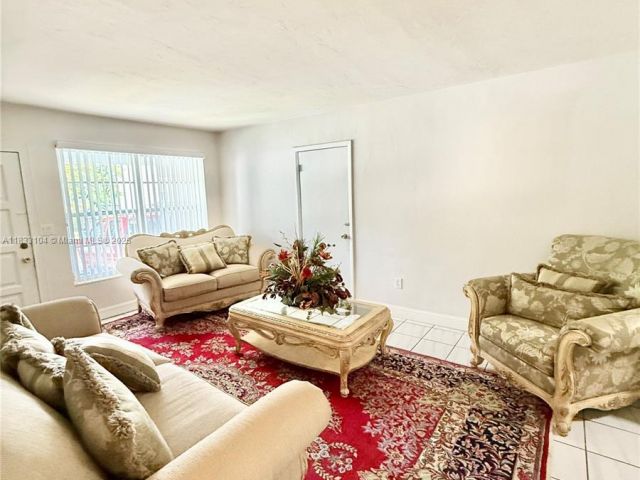 Продажа дома по адресу 2145 SW 26th St - фото 6247308