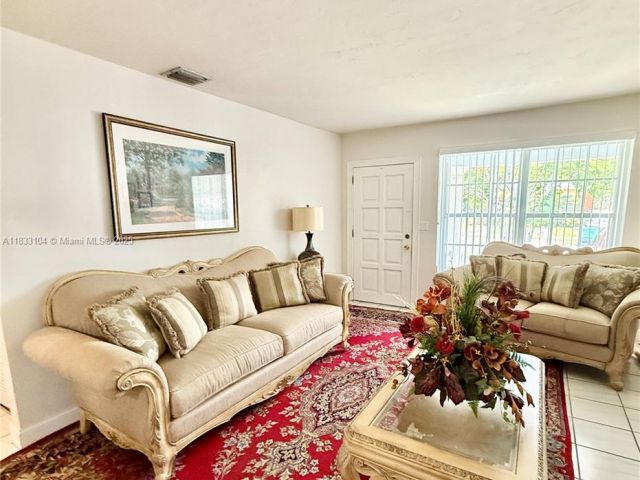 Продажа дома по адресу 2145 SW 26th St - фото 6247309