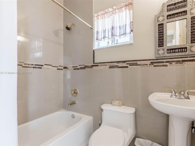 Продажа дома по адресу 4665 SW 159th Ct - фото 6238308