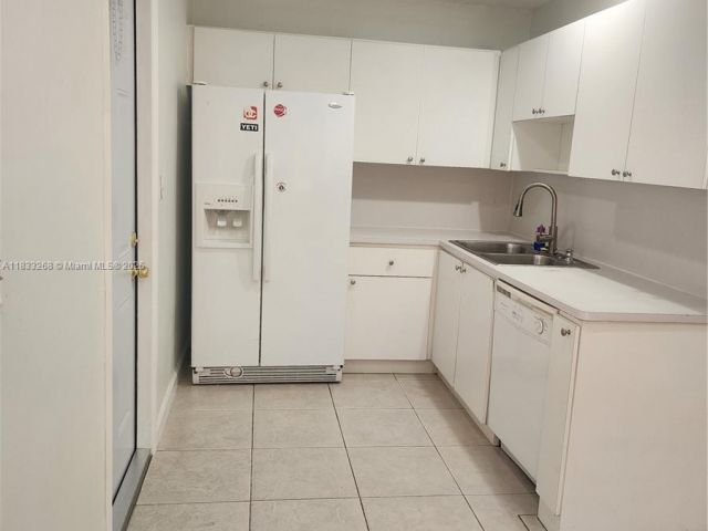 Дом в аренду по адресу 4447 NW 169th Ter - фото 6240271