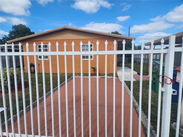 Дом в аренду по адресу 4447 NW 169th Ter - фото 6240285