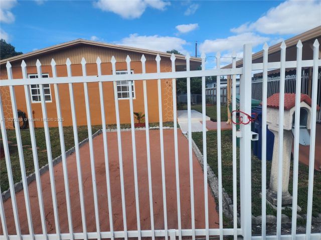 Дом в аренду по адресу 4447 NW 169th Ter - фото 6240287